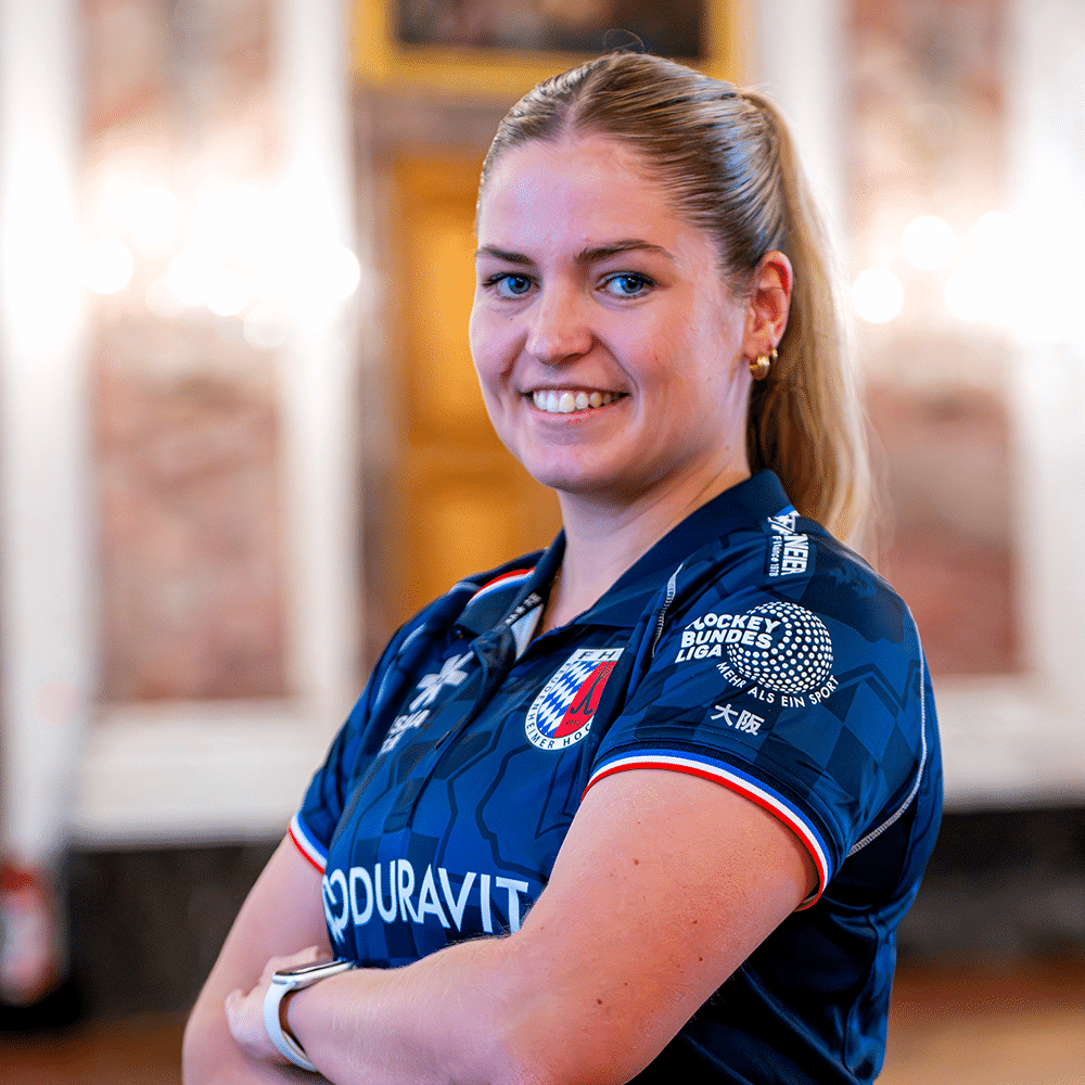 Mannheimer Hockeyclub Spielerin im MHC Trikot, Bundesliga Hockey, Hockey für Kinder und Hockey in Mannheim, lächelnd und selbstbewusst im Porträt.