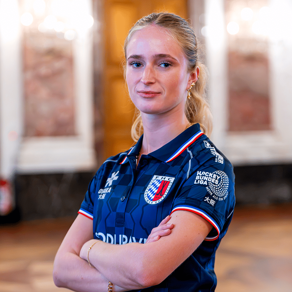 Eine junge Hockeyspielerin des Feudenheimer Hockeyclubs posiert selbstbewusst für ein Porträt, ähnlich dem Standard beim MHC und Hockey in Mannheim.